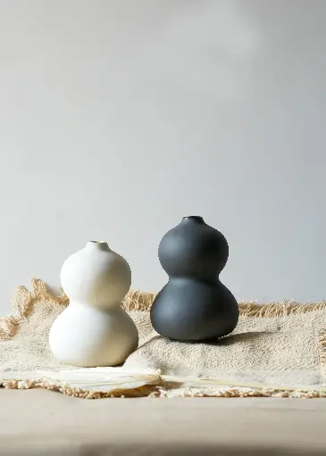 Black Venera Vase